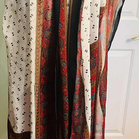 🌺 Vintage 100% Silk Oversized Scarf – Handmade in Spain - Picture 5 of 15